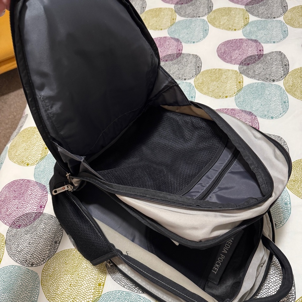 SwissGear Laptop/Tablet Reflective Backpack - Picture 5 of 6